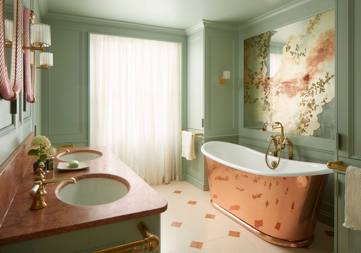 Ensuite with bespoke Peascod verre églomisé art mirror and copper bath.