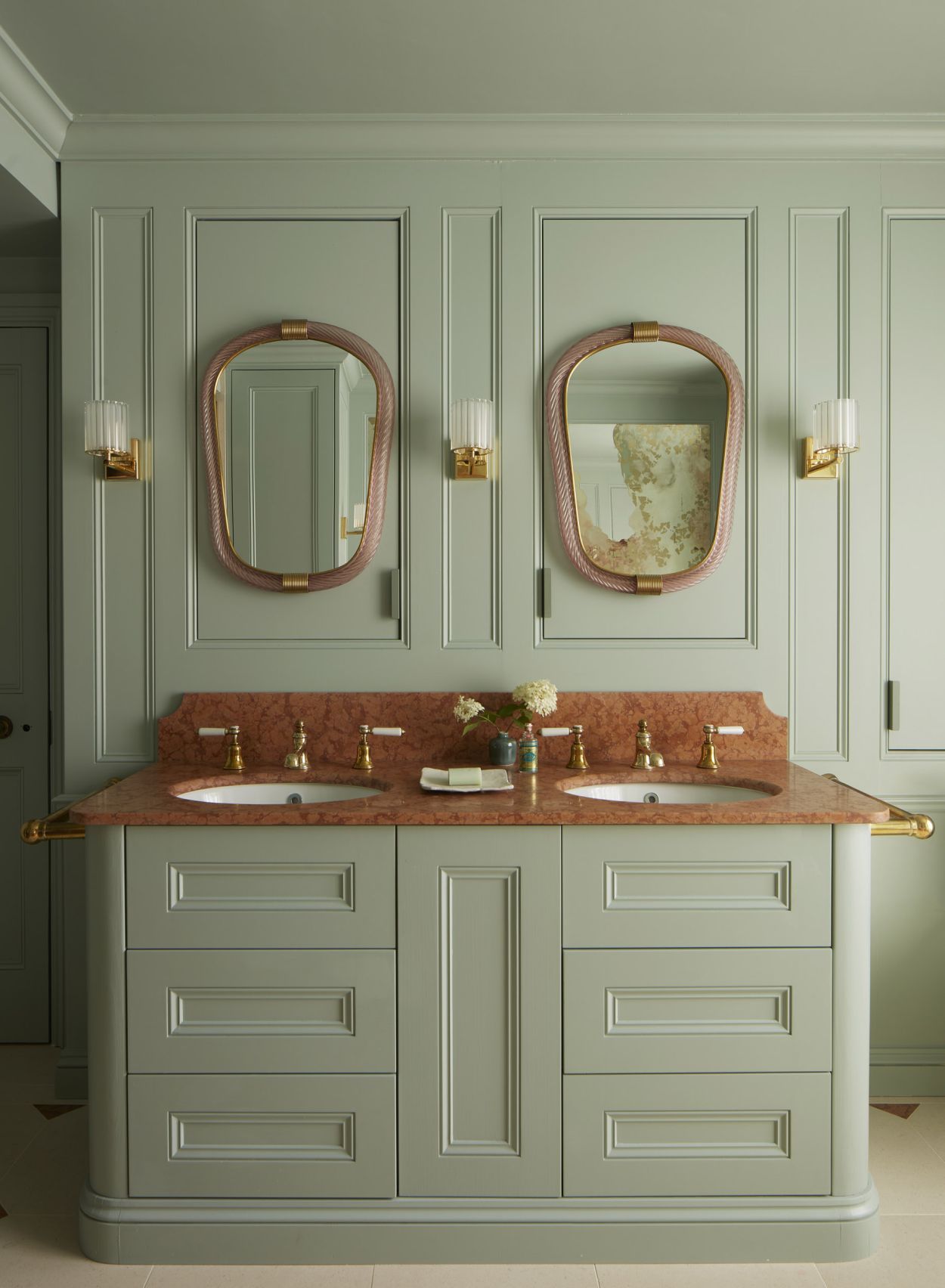 Ensuite bathroom with verre églomisé artwork reflected in mirrors.